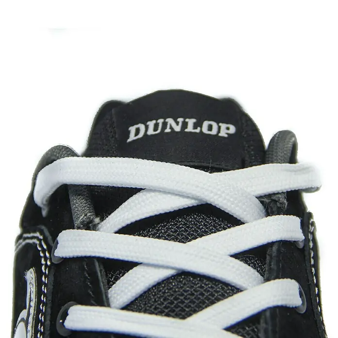 Dunlop Zapato bajo de seguridad Flying Luka - 36, Clase de protección según EN ISO 20345: S3, Negro - Primer plano de un zapato Dunlop con cordones blancos, destacando el logotipo de la marca. Ideal para deportes y ocio.