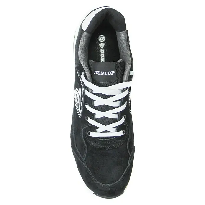 Dunlop Zapato bajo de seguridad Flying Luka - 36, Clase de protección según EN ISO 20345: S3, Negro - Primer plano de una zapatilla deportiva Dunlop negra con cordones blancos y logotipo, combinando confort y estilo.