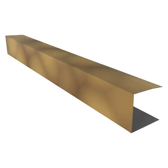 Perfil de remate lateral Coppo Piano - Alvero, Largo: 3 m - Primer plano de una pieza de revestimiento de canal J dorada. Un elemento esencial para instalar revestimiento, ofrece un aspecto limpio y acabado.