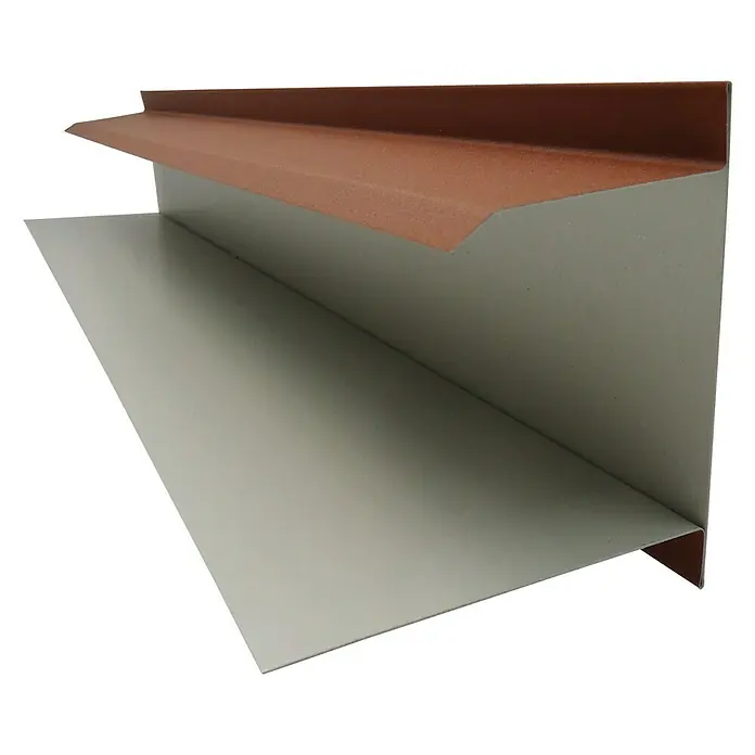 Perfil de remate lateral Coppo Piano - Teja, Largo: 3 m - Primer plano de un remate de borde de techo metálico, marrón y gris, sobre fondo negro.