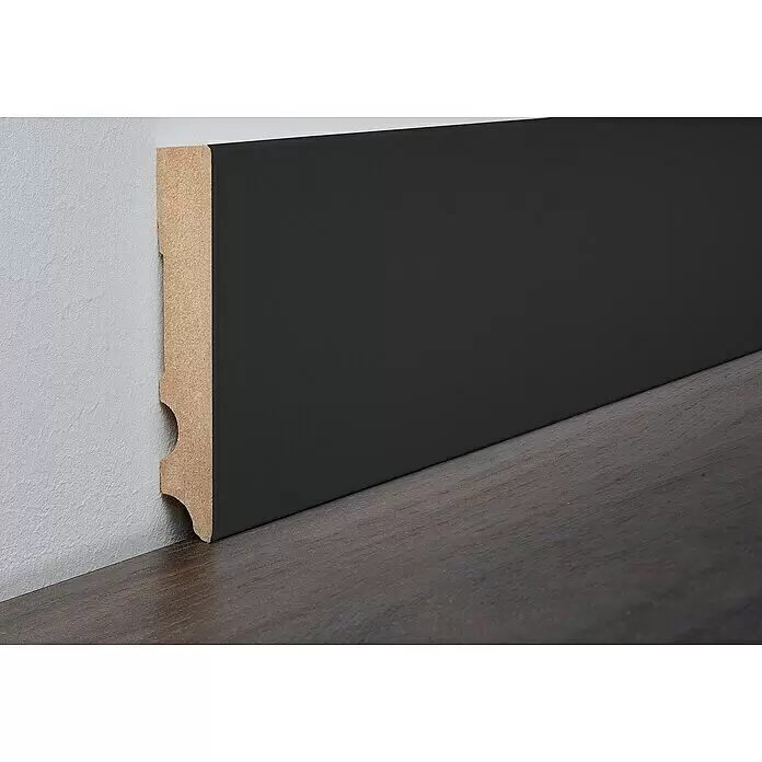 LOGOCLIC Sockelleiste - 260 cm x 17 mm x 100 mm, MDF - Dunkelgraue Fußleiste mit MDF-Kern und Kabelführungs-Aussparungen, an weißer Wand auf dunklem Holzboden montiert.