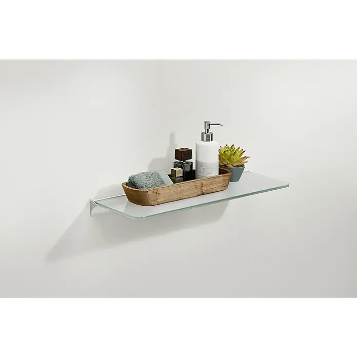 Dolle Glasboden Standard - L x B x S: 80 x 15 x 0,8 cm, Satiniert - Nahaufnahme eines Glasregals mit einer Schale, Seife, Parfüm und einer Pflanze an einer weißen Wand.