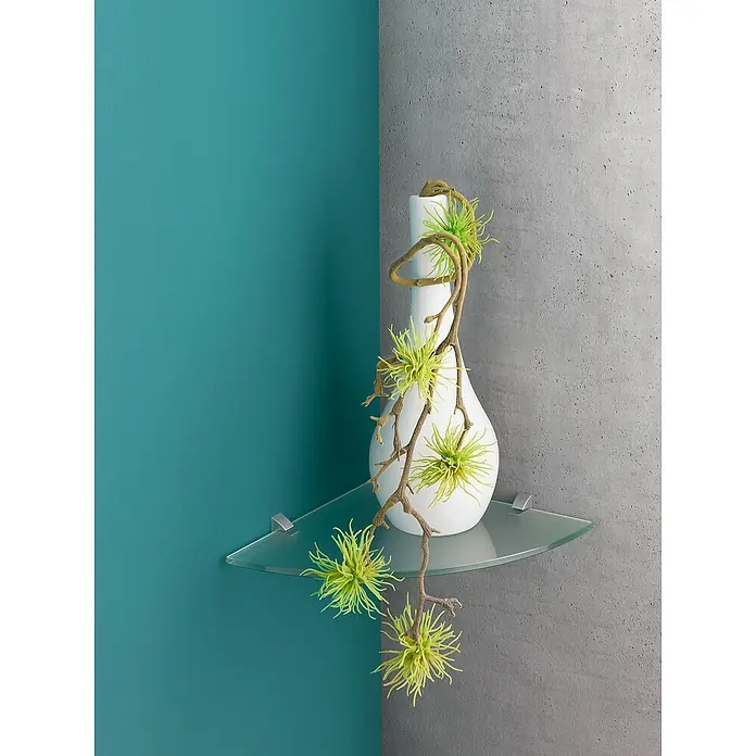 Dolle Glasboden Corner - L x B x S: 25 x 25 x 0,8 cm, Satiniert - Elegante Glasablage mit einer stilvollen weißen Vase, verziert mit grünen Akzenten, die jedem Raum eine moderne Note verleiht.