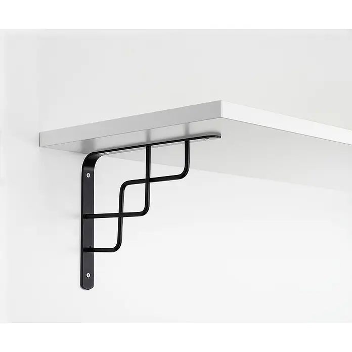 Stegkonsole Stairs - B x H: 180 x 230 mm, Anthrazit - Schwarze Regalhalterung aus Metall mit geschwungenem Design, die ein weißes Regal an einer weißen Wand befestigt.