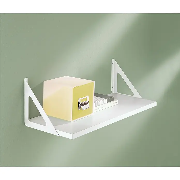Dolle Stegkonsole TRI - L x H: 190 x 190 mm, Weiß - Ein weißes Wandregal mit weißen Dreieckshalterungen an einer mintgrünen Wand, darauf eine gelbe Aufbewahrungsbox und ein Buch.
