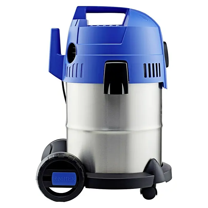 Nilfisk Elektro-Nass- & Trockensauger Buddy II 18 Inox - 1.200 W, Behältervolumen: 18 l - Abbildung eines Nilfisk Nass- und Trockensaugers mit blauem Oberteil und silbernem Behälter auf schwarzem Hintergrund.