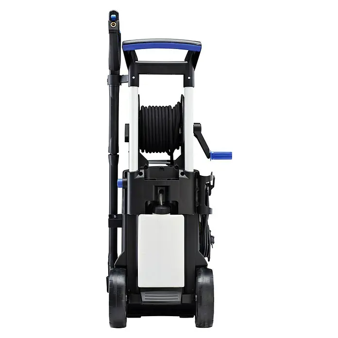 Nilfisk Hochdruckreiniger Premium 190-12 EU - 190 bar, 3.300 W, Fördermenge: 650 l/h - Draufsicht auf einen schwarzen Hochdruckreiniger mit weißem Seifentank und blauem Griff zur einfachen Verwendung.