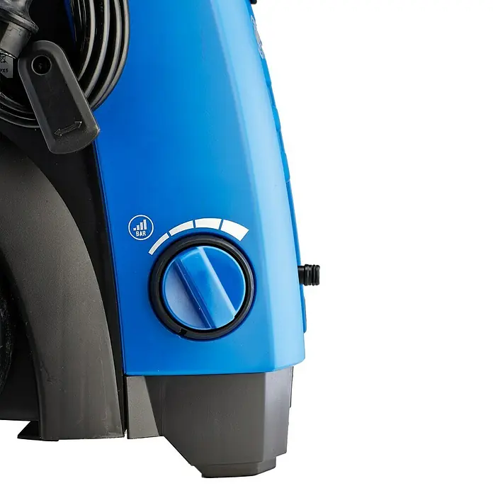Nilfisk Hochdruckreiniger Premium 190-12 EU - 190 bar, 3.300 W, Fördermenge: 650 l/h - Detailaufnahme eines blauen Hochdruckreinigers mit Druckregler.