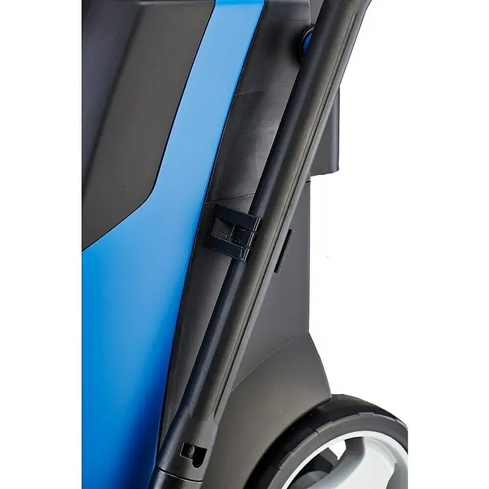 Nilfisk Hochdruckreiniger Premium 190-12 EU - 190 bar, 3.300 W, Fördermenge: 650 l/h - Detailaufnahme eines blauen und schwarzen Reinigungsgeräts mit Griff und Rad.