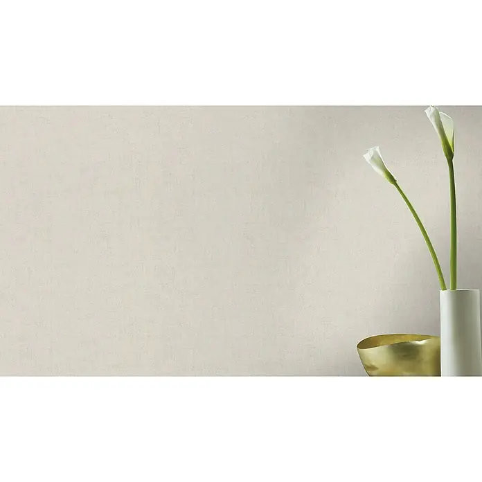 Rasch Vliestapete - Creme, Uni, 10,05 x 0,53 m, Schimmernd - Elegante Nahaufnahme von weißen Calla-Lilien in einer schlanken Vase und einer goldenen Schale, die die minimalistische Ästhetik des Interieurs betont.