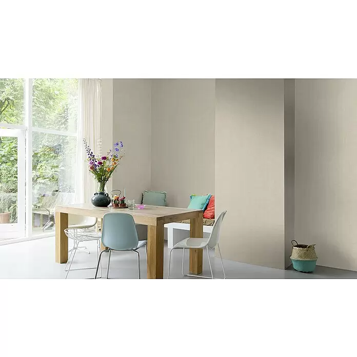 Rasch Vliestapete - Sand, Uni, 10,05 x 0,53 m, Schimmernd - Texturierte hellbeige Tapete an den Wänden eines hellen Esszimmers, die einen warmen und neutralen Hintergrund bildet.
