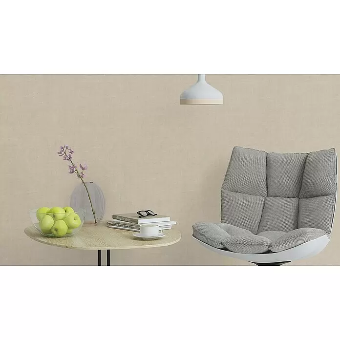 Rasch Vliestapete - Sand, Uni, 10,05 x 0,53 m, Schimmernd - Dezente hellbeige Tapete mit feiner Leinenstruktur an den Wänden eines modernen Wohnraums.