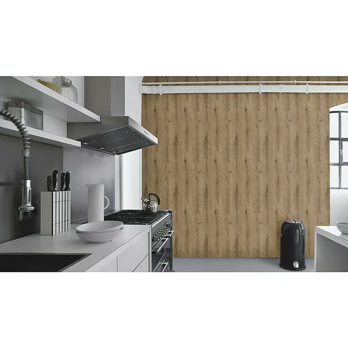 Rasch Vliestapete Holz I - Natur, Holzoptik, 10,05 x 0,53 m - Helle Küche mit Edelstahlherd und Dunstabzugshaube vor einer Wand mit Holzpaneelen. Die Küche ist modern und minimalistisch gestaltet.