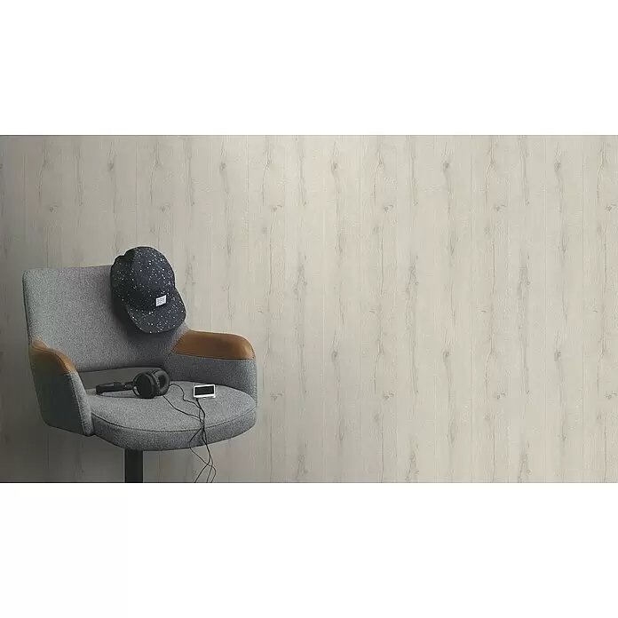 Rasch Vliestapete Holz I - Altweiß, Holzoptik, 10,05 x 0,53 m - Helle Holzoptik-Tapete an einer Wand hinter einem Stuhl mit Mütze und Kopfhörern.