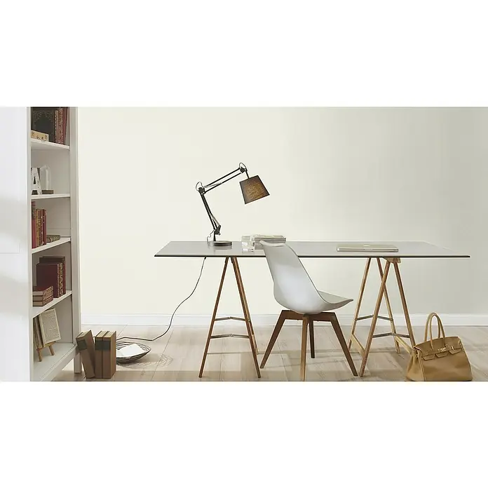 Rasch Vliestapete - Weiß, Uni, 10,05 x 0,53 m, Feine Struktur - Ein moderner Arbeitsbereich mit einem Schreibtisch mit grauer Oberfläche, einer Lampe und einem weißen Stuhl, der ein minimalistisches Ambiente schafft.