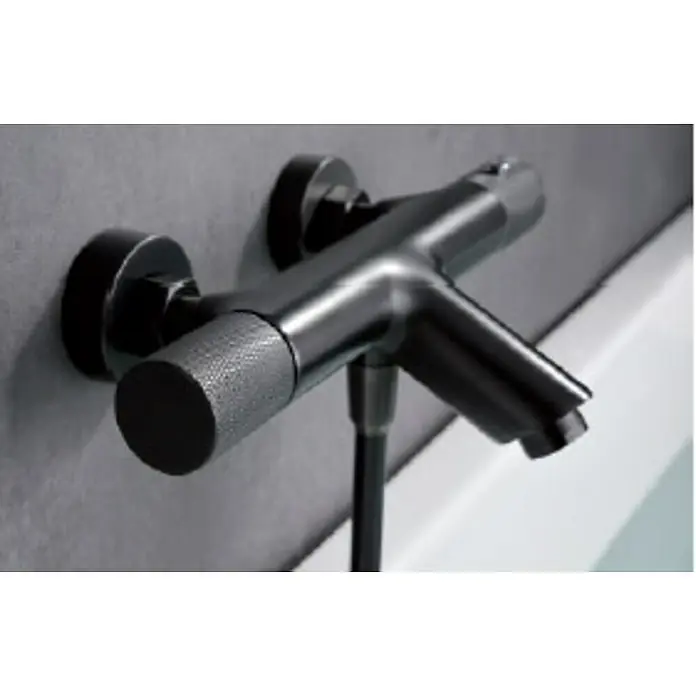Imex Line Grifo termostático de bañera - Black gun metal - Primer plano de un grifo negro moderno con mango texturizado.