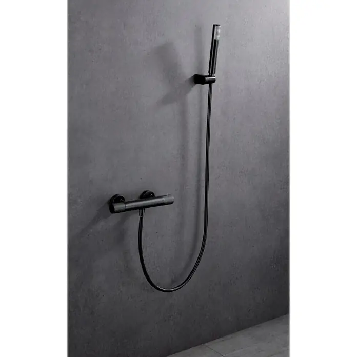 Imex Line Grifo con termostato - Ancho: 29,5 cm, Black gun metal - Un grifo de ducha minimalista negro mate con ducha de mano sobre una pared gris. El diseño elegante añade un toque moderno al baño.