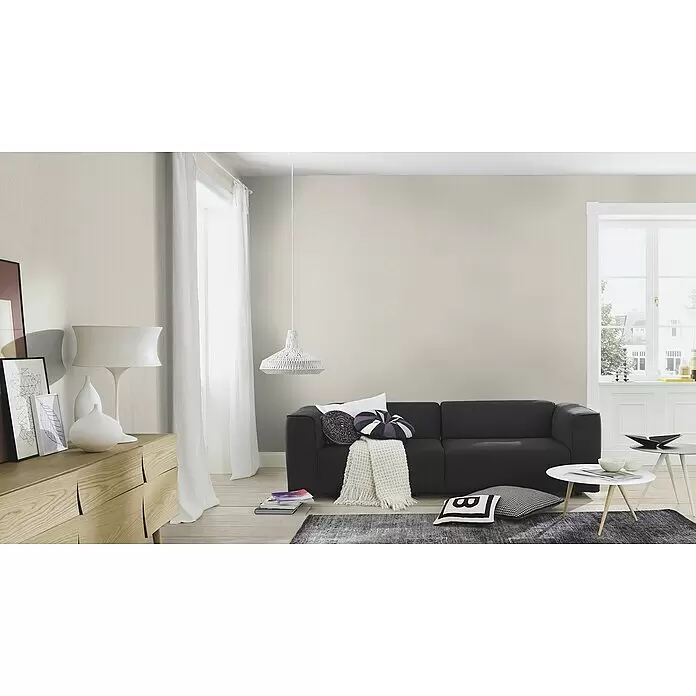 Rasch Vliestapete Flitter - Greige, Uni, 10,05 x 0,53 m - Helle beigefarbene Wand mit feiner Textur in einem modernen Wohnzimmer.