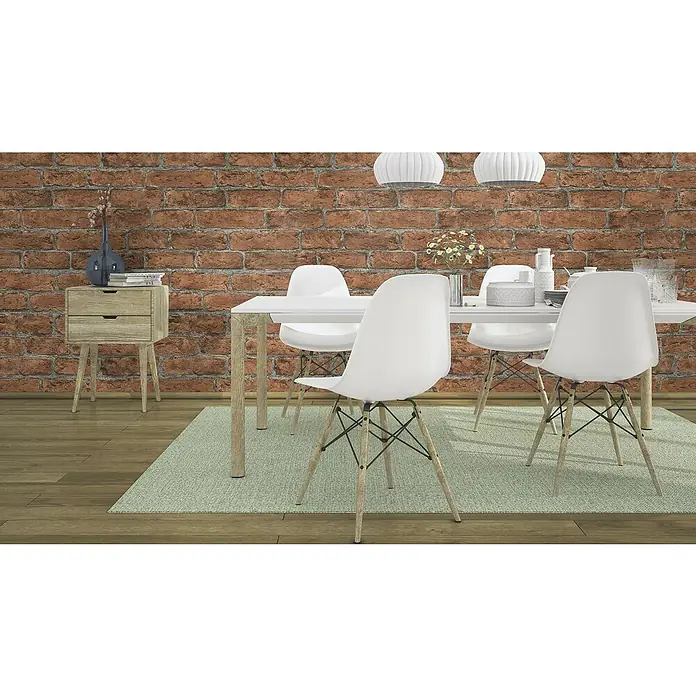 Rasch Vliestapete Stein - Rot/Grau, Steinoptik, 10,05 x 0,53 m - Ein Esszimmer mit einem weißen Tisch, weißen Stühlen und einem hellgrünen Teppich vor einer Backsteinmauer. Elegante Beleuchtung von der Decke.