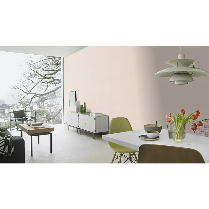 Rasch Vliestapete Flitter - Rosa, Uni, 10,05 x 0,53 m - Helles Wohnzimmer mit minimalistischem Design, das eine moderne Lampe hervorhebt. Die Einrichtung strahlt Ruhe und Eleganz aus.