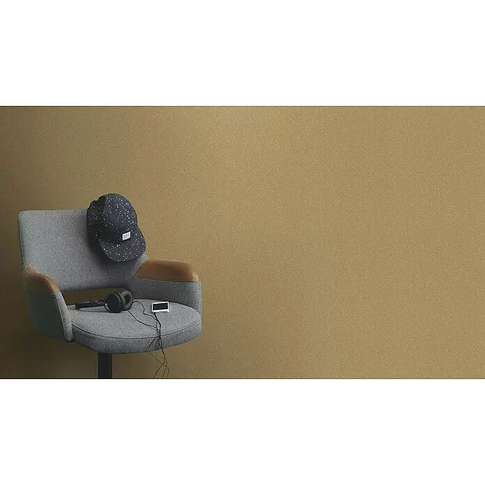 Rasch Berlin Vliestapete Muschel - Gold, Uni, 10,05 x 0,53 m - Moderner grau-brauner Stuhl mit gefleckter Kappe, schwarzen Kopfhörern und weißem Musikplayer vor goldbrauner Wand.