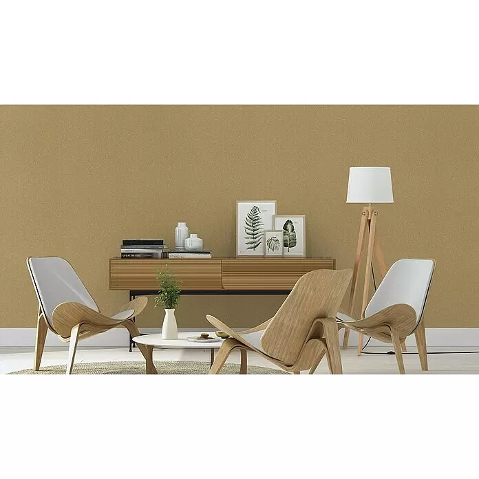 Rasch Berlin Vliestapete Muschel - Gold, Uni, 10,05 x 0,53 m - Goldene strukturierte Tapete in einem Wohnzimmer mit modernen Möbeln, die eine warme und anspruchsvolle Atmosphäre schafft.