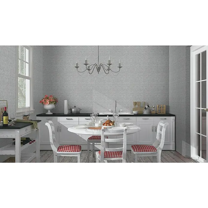 Rasch Trianon Vliestapete II - Dunkelgrau, Ornament, 10,05 x 0,53 m - Elegantes Esszimmer mit weißen Möbeln, karierten Stuhlkissen und einem dekorativen Kronleuchter für ein gemütliches Ambiente.