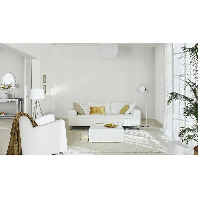 Rasch Trianon Vliestapete - Grau, Uni, 10,05 x 0,53 m - Ein helles Wohnzimmer mit einem weißen Sofa, einem Sessel und einem Couchtisch, das ein minimalistisches und ruhiges Ambiente schafft.