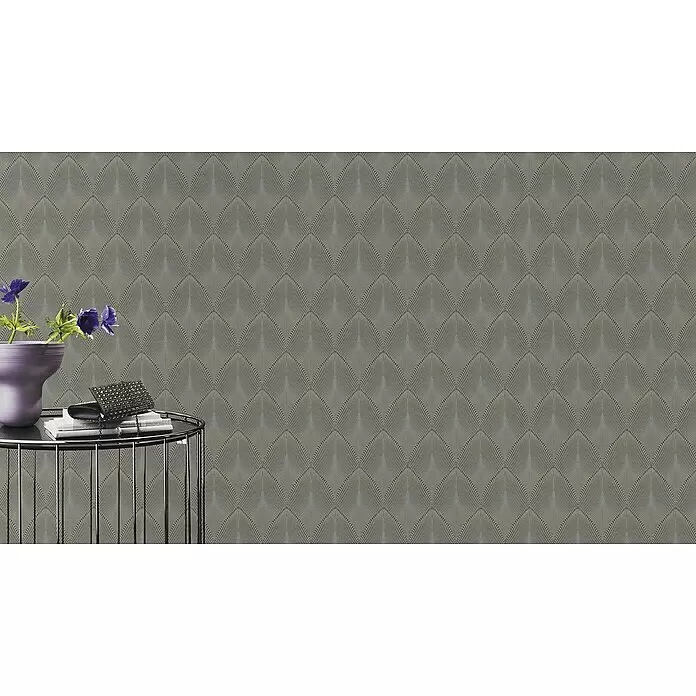 Rasch Yucatán Vliestapete - Grau/Blau, Grafisch, 10,05 x 0,53 m - Graue Tapete mit wiederholendem, texturiertem Fächermuster, an einer Wand hinter einem kleinen Tisch mit Blumen gezeigt.