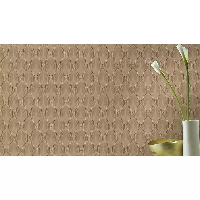 Rasch Yucatán Vliestapete - Beige/Braun, Grafisch, 10,05 x 0,53 m - Braune Tapete mit wiederholtem geometrischem Feder-Muster in einem Raum mit weißen Blumen und einer goldenen Schale.