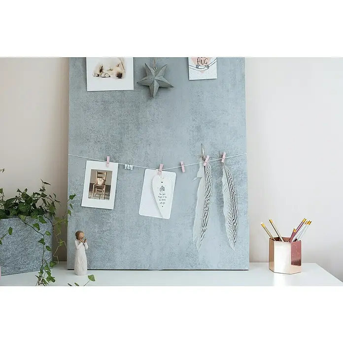D-c-fix Dekore Klebefolie Croncrete - 200 x 45 cm, Grau, Selbstklebend - Dekoratives Wandboard mit Fotos, Federn und liebevollen Botschaften, eine charmante Ergänzung für jedes Zimmer, das persönliche Akzente setzt.