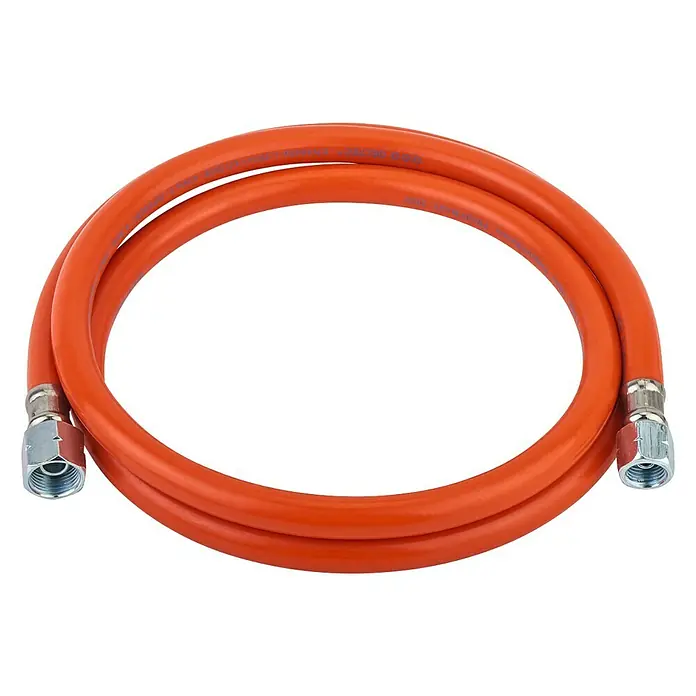 Kingstone Gasschlauch - Länge: 200 cm - Nahaufnahme eines orangefarbenen Gasschlauchs mit silbernen Anschlüssen, der auf einem schwarzen Hintergrund zu sehen ist.