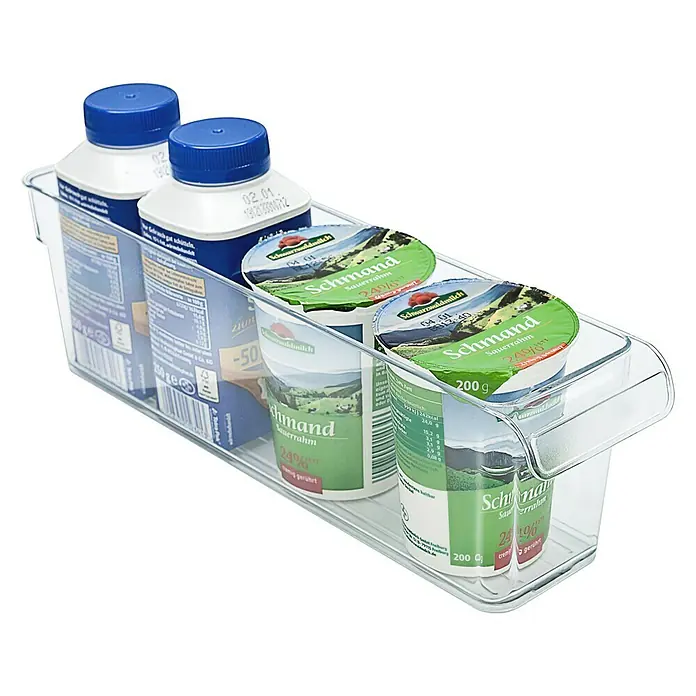 Rotho Aufbewahrungsbox Loft - L x B x H: 31 x 8 x 9 cm, Kunststoff, Transparent - Ein transparenter Organizer, gefüllt mit Schmand Sauerrahm und Milchflaschen, präsentiert eine praktische Lösung für die Kühlschrankordnung.