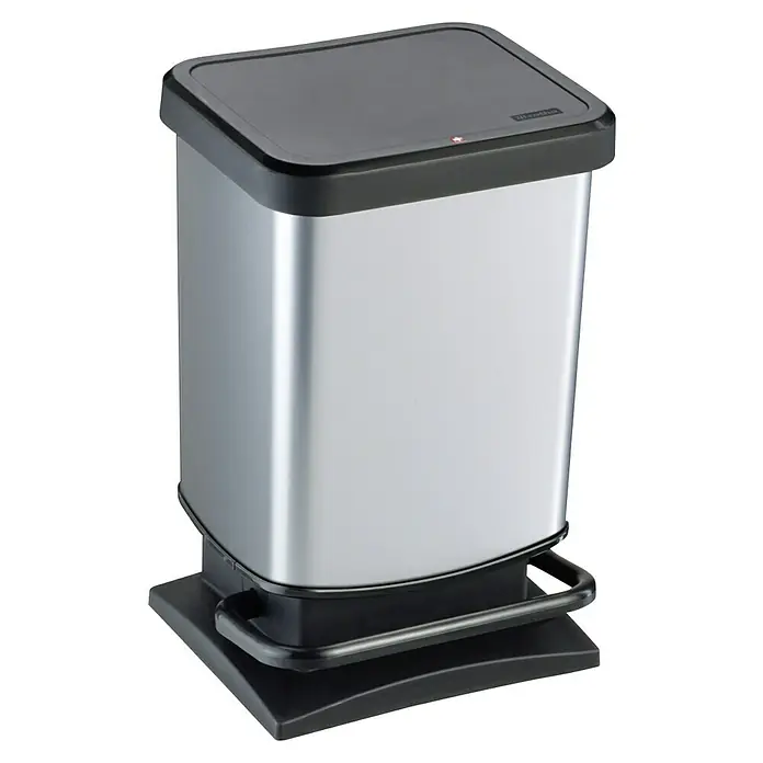 Rotho Treteimer Paso - 20 l, Kunststoff, Silber Metall - Ein freistehender, silberner Tretabfalleimer mit schwarzem Deckel und Fußpedal. Der Abfalleimer ist rechteckig und hat abgerundete Ecken.