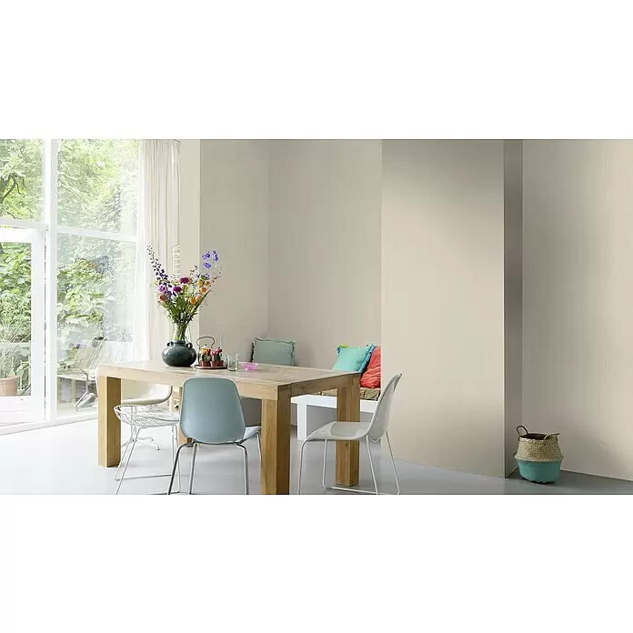 Rasch BARBARA Home Collection II Vliestapete - Dunkelbeige, Uni, 10,05 x 0,53 m - Hellbeige Wandverkleidung mit feiner Textur in einem hellen Esszimmer.