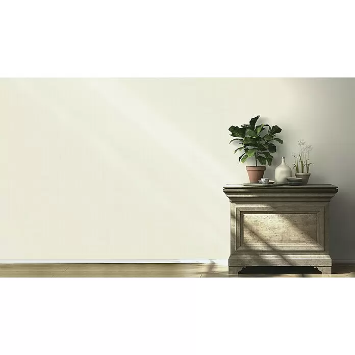 Rasch BARBARA Home Collection II Vliestapete - Hellbeige, Uni, 10,05 x 0,53 m - Strukturierte cremefarbene Wand mit feinem vertikalem Muster, von natürlichem Licht in einem Innenraum beleuchtet.