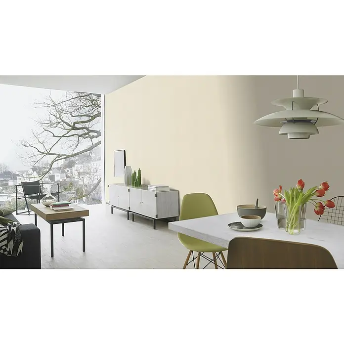 Rasch BARBARA Home Collection II Vliestapete - Beige, Uni, 10,05 x 0,53 m - Helle Innenraumaufnahme mit einem Sideboard, Tisch, Stühlen und einer dekorativen Pendelleuchte, die eine moderne und stilvolle Atmosphäre schafft.