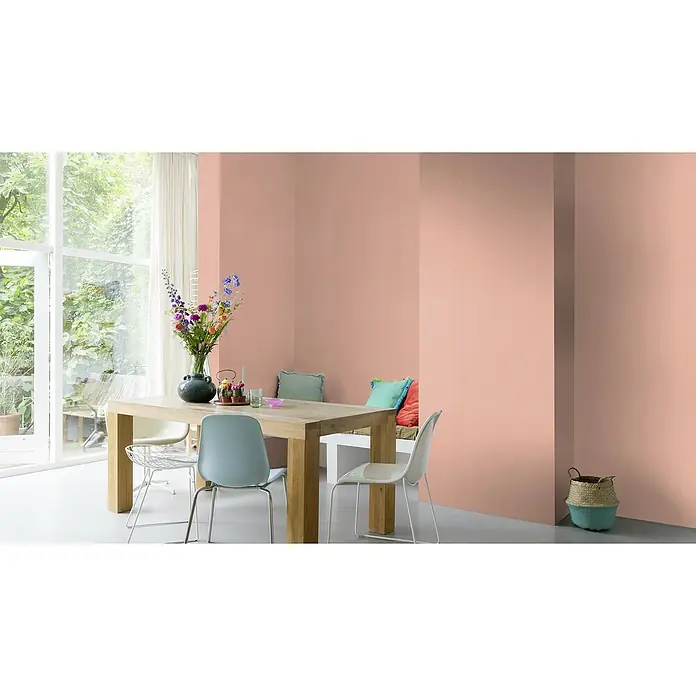Rasch BARBARA Home Collection II Vliestapete - Rosa, Uni, 10,05 x 0,53 m - Helles, einladendes Esszimmer in Rosatönen mit Holztisch, Stühlen und einem Blumenstrauß als Blickfang. Der geflochtene Korb am Boden ist ein weiteres Detail.