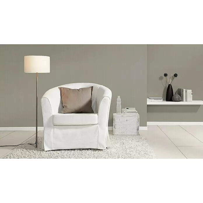 Rasch BARBARA Home Collection II Vliestapete - Grau/Oliv, Uni, 10,05 x 0,53 m - Strukturierte, hellgrau-beige Tapete an Wänden in einem modernen Wohnzimmer.