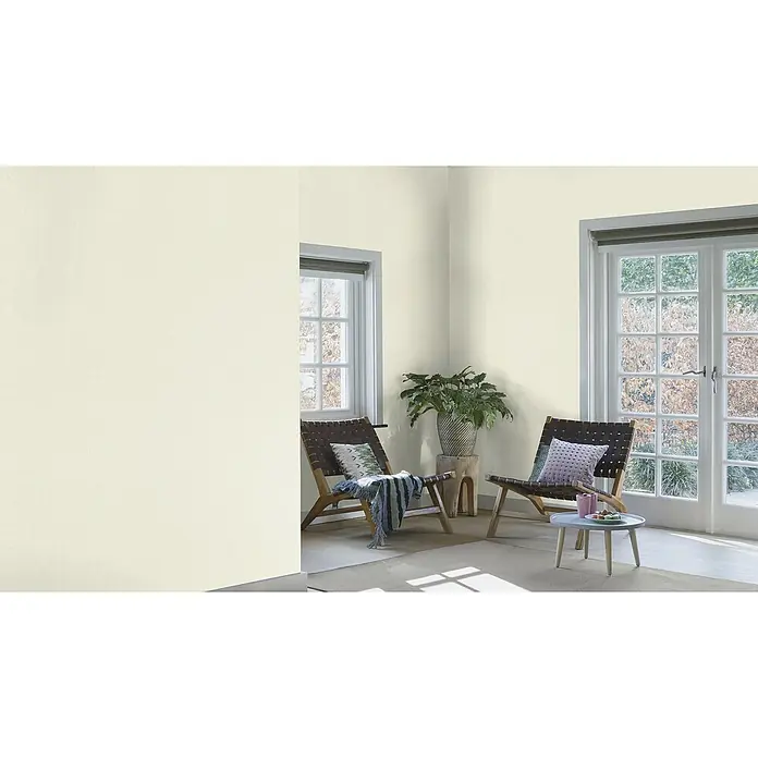Rasch Poetry II Vliestapete Rusty - Creme, Uni, 10,05 x 0,53 m - Einladender Raum mit zwei braunen Stühlen, Fenster und Terrassentür, die einen Blick ins Grüne bieten. Helle Wände sorgen für eine freundliche Atmosphäre.