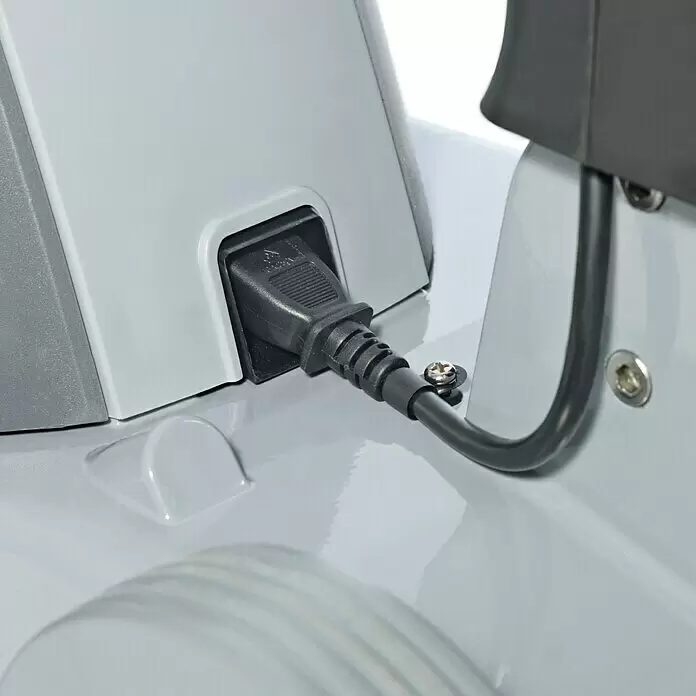 Nilfisk Poliermaschine FM400 D - 1.500 W - Schwarzes Stromkabel in ein graues Elektrogerät gesteckt.