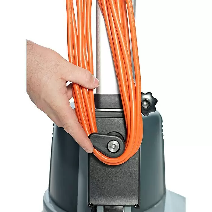 Nilfisk Poliermaschine FM400 D - 1.500 W - Hand wickelt orangefarbenes Stromkabel um eine schwarze Halterung an grauer Ausrüstung.