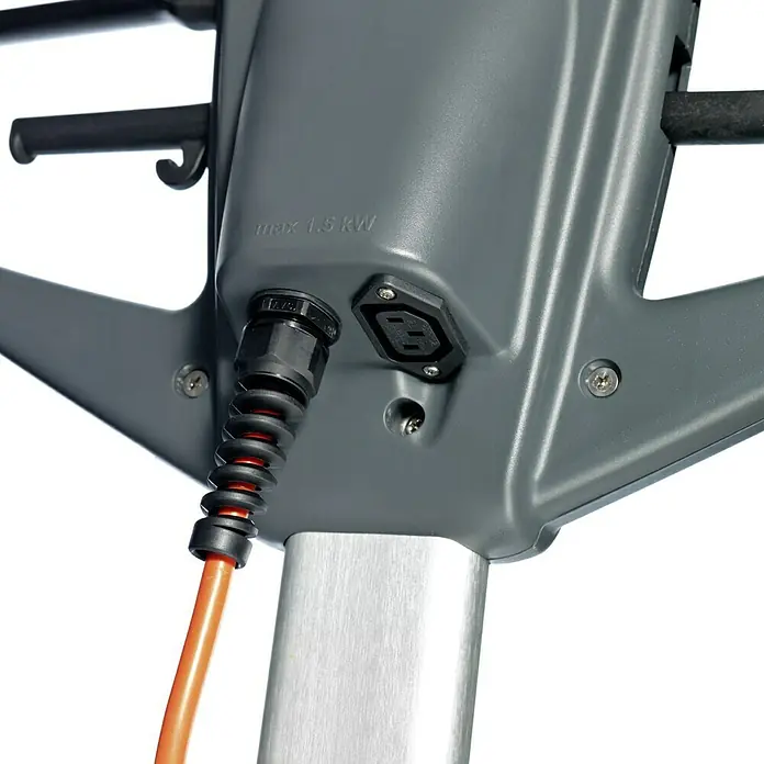 Nilfisk Poliermaschine FM400 D - 1.500 W - Detailansicht eines Gerätes mit Stromanschluss und Kabel. Das Gerät ist grau und das Kabel orange.