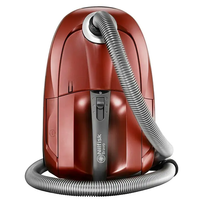 Nilfisk Elektro-Staubsauger Bravo SR10P07A - 700 W - Roter Nilfisk Bravo Staubsauger mit silberfarbenem Schlauch auf schwarzem Hintergrund. Das Gerät ist kompakt und benutzerfreundlich.