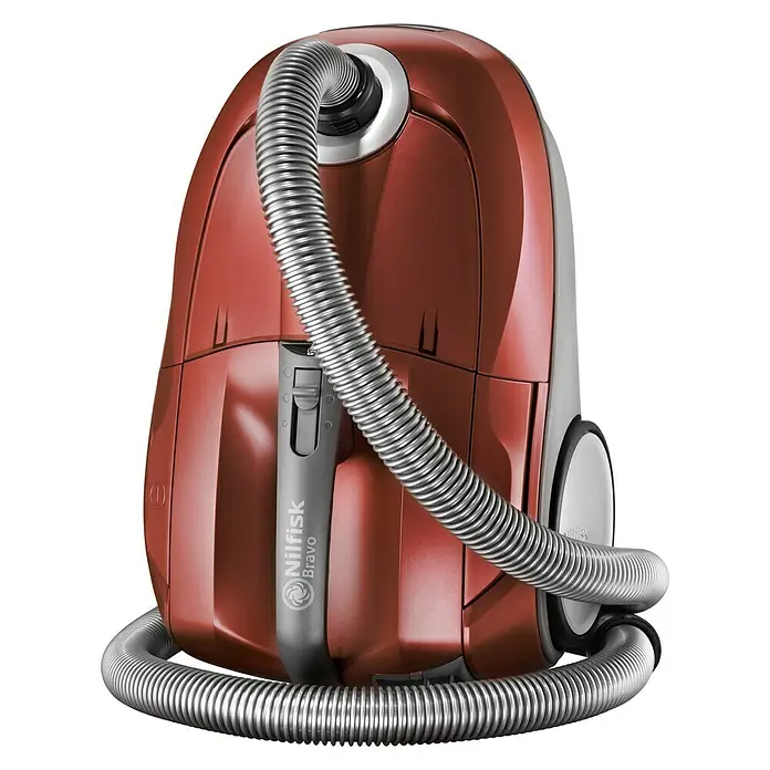 Nilfisk Elektro-Staubsauger Bravo SR10P07A - 700 W - Roter Nilfisk Bravo Staubsauger mit silbernem Schlauch. Das Gerät ist kompakt und hat ein modernes Design.