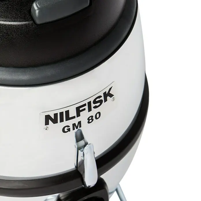 Nilfisk Elektro-Staubsauger GM80 C - 900 W, Behältervolumen: 6,25 l - Detailaufnahme eines Nilfisk GM 80 Staubsaugers, der für seine robuste Bauweise und Effizienz bekannt ist.