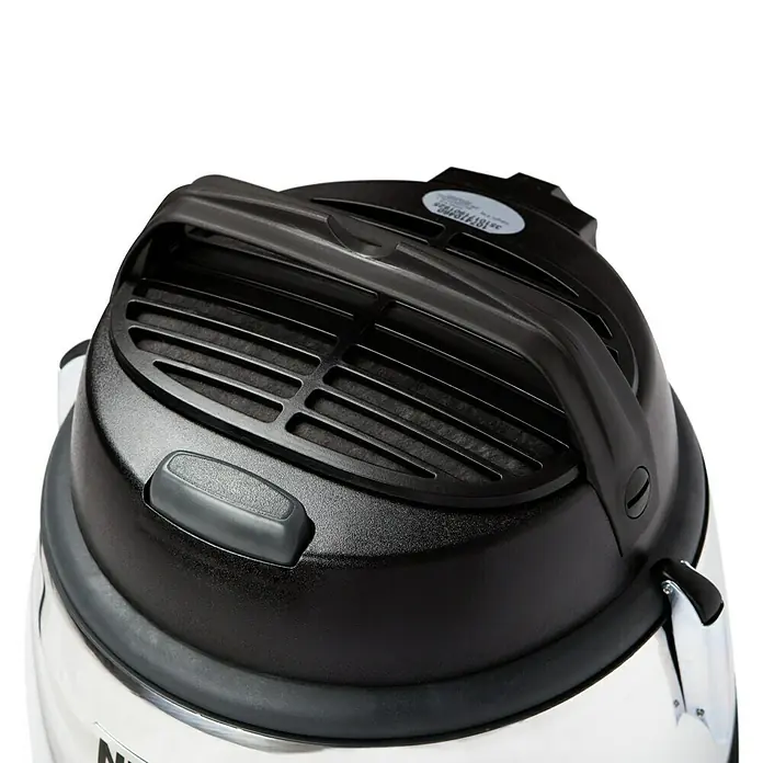 Nilfisk Elektro-Staubsauger GM80 C - 900 W, Behältervolumen: 6,25 l - Detailaufnahme eines Staubsaugers mit schwarzem Griff und silberfarbenem Gehäuse, Fokus auf Design und Funktionalität.