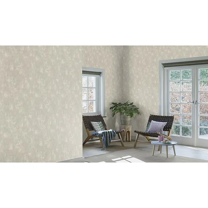 Rasch Vliestapete - Braun, Uni, 10,05 x 0,53 m, Spachtelstruktur - Einladender Wohnraum mit strukturierten Tapeten, gemütlichen Sesseln und einem hellen, offenen Ambiente.