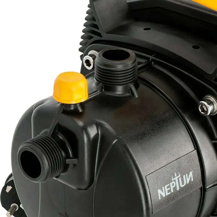 Neptun Gartenpumpe NGP-E 68 - 680 W, Max. Fördermenge: 3.800 l/h - Nahaufnahme einer schwarzen NEPTUN Gartenpumpe mit gelbem Deckel und Gewindeanschlüssen.