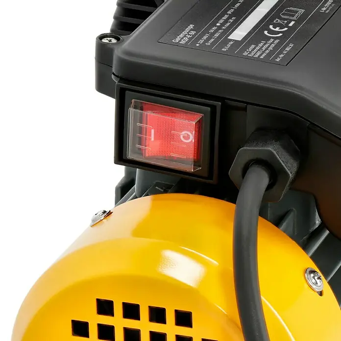 Neptun Gartenpumpe NGP-E 68 - 680 W, Max. Fördermenge: 3.800 l/h - Detailaufnahme einer Gartenpumpe NGP-E 68 mit gelbem Gehäuse und rotem Schalter im schwarzen Gehäuse.